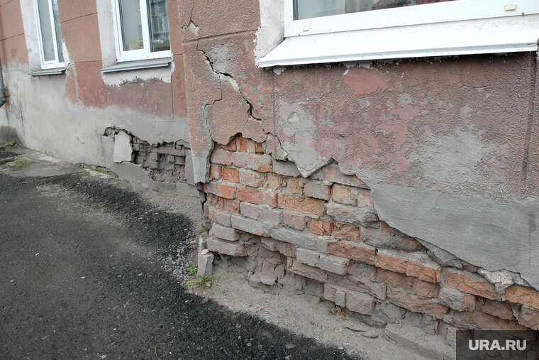    Аварийные дома представляли опасность для людей (архивное фото)