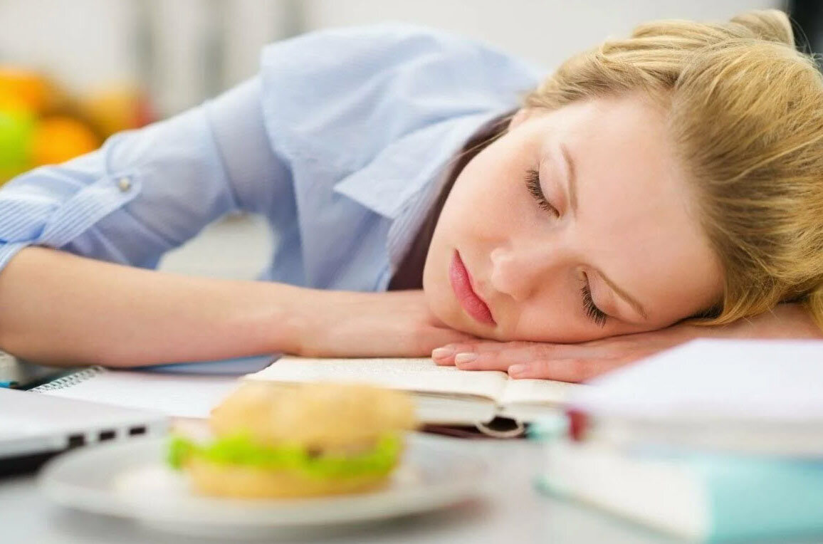 Сонливость после еды причины. Сон после обеда. Усталость после обеда. Сонливость после еды.