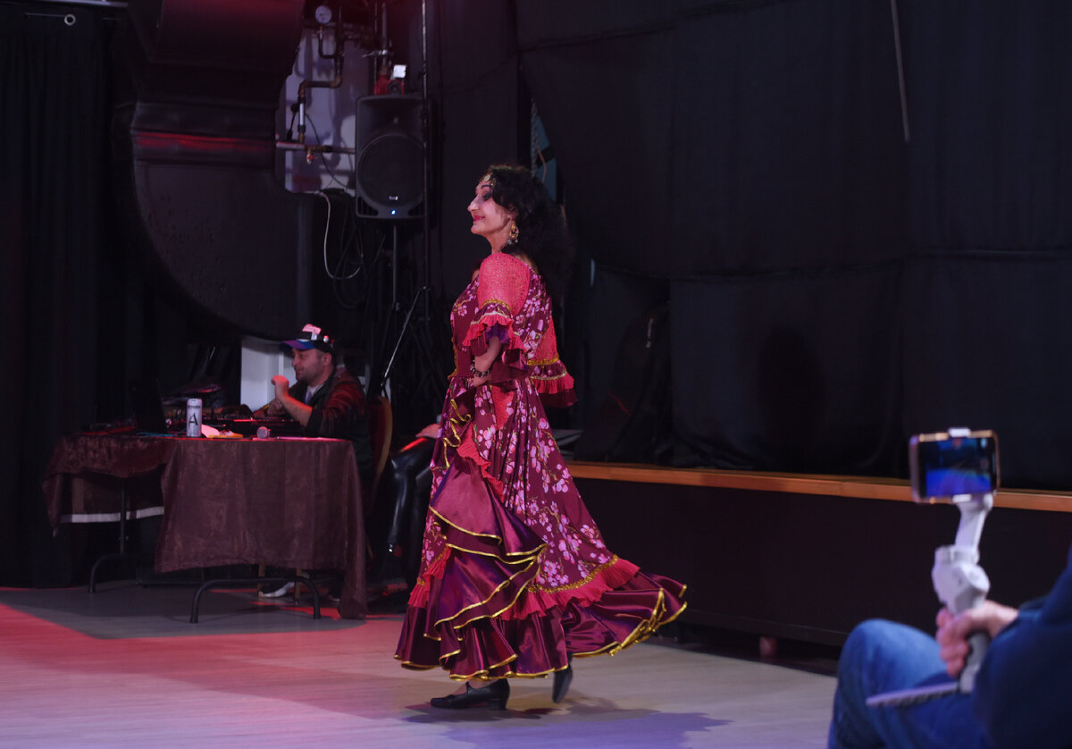 Выход Qvarta Roma на площадку с народным (цыганским) танцем «Пошуненте» в показательной программе фестиваля-конкурса Dance Star. Dance studio (Научный проезд, 17). 12 ноября 2023 г. Слева сидит звуковик, который был занят не столько музыкальным сопровождением номеров, сколько «колотухой» между ними.