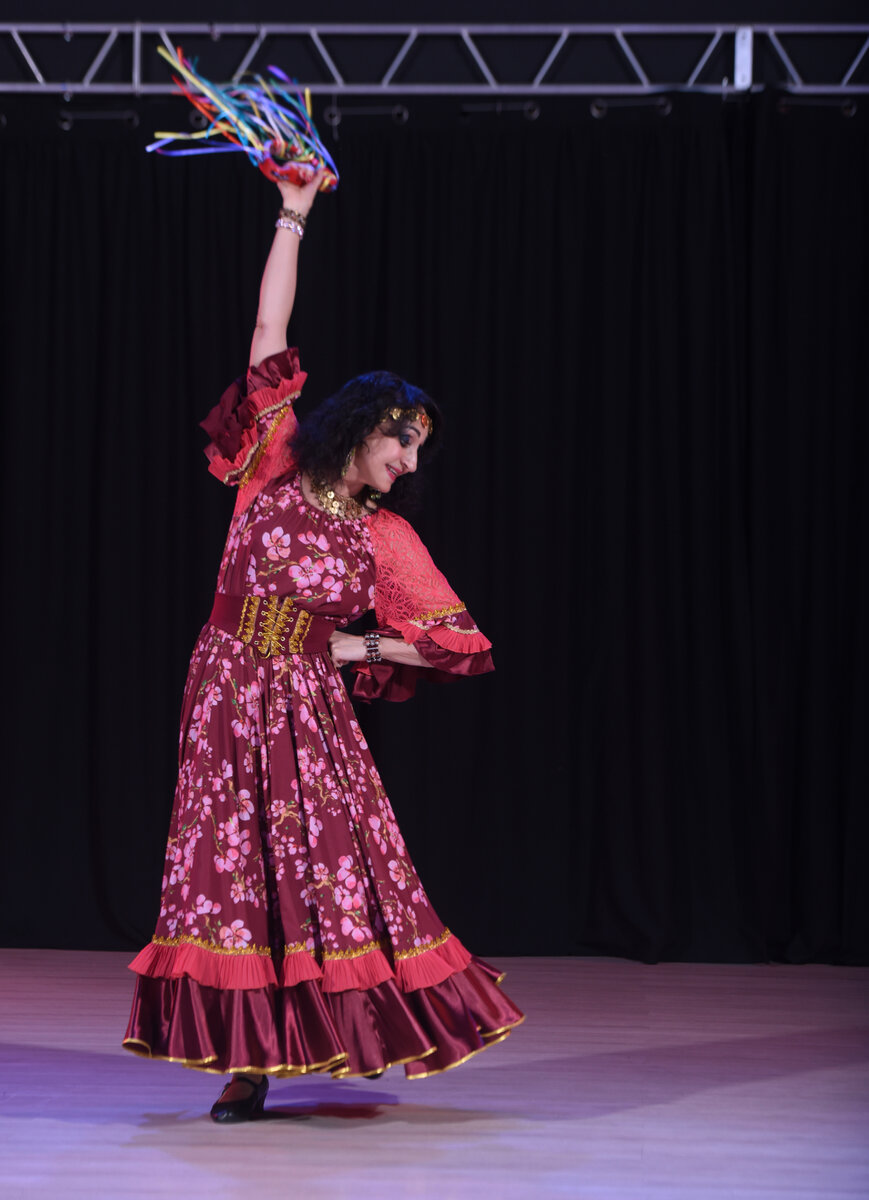 Народный (цыганский) танец «Пошуненте» в исполнении Qvarta Roma в показательной программе фестиваля-конкурса Dance Star. Dance studio (Научный проезд, 17). 12 ноября 2023 г.