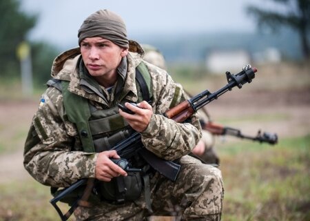    Как реагировать на психа с автоматом? Украинские психологи готовят граждан к встрече с «защитниками»