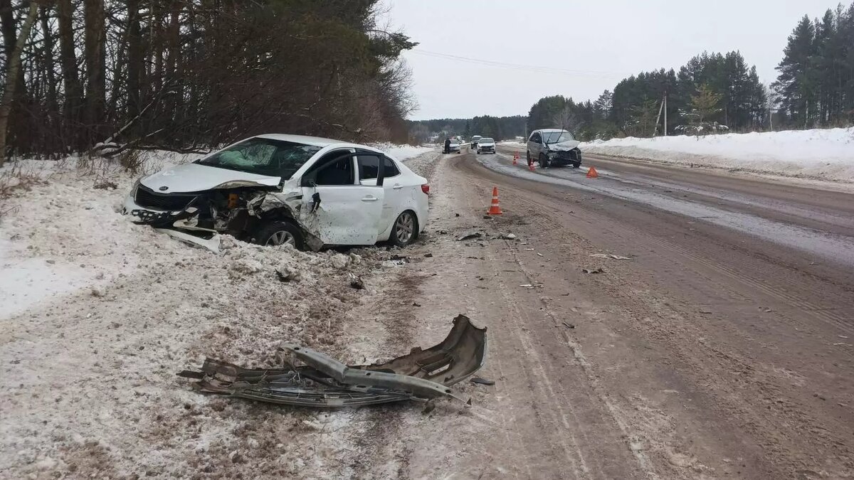     28 ноября произошло массовое ДТП на трассе Ижевск — Сарапул. В результате столкновения ГАЗели и двух иномарок пострадали двое мужчин.