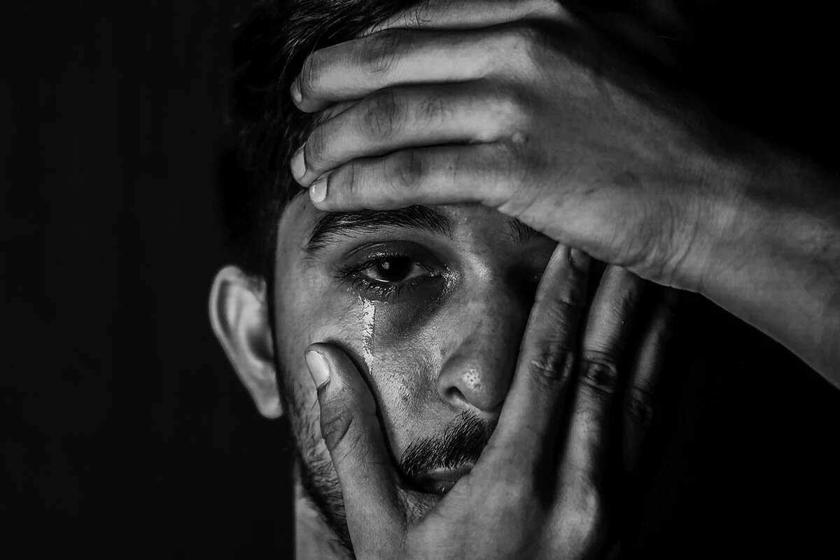 Парень плачет. Плакать в одиночестве. Парень грустит. Расстроенный мужчина. Плачущий парень.