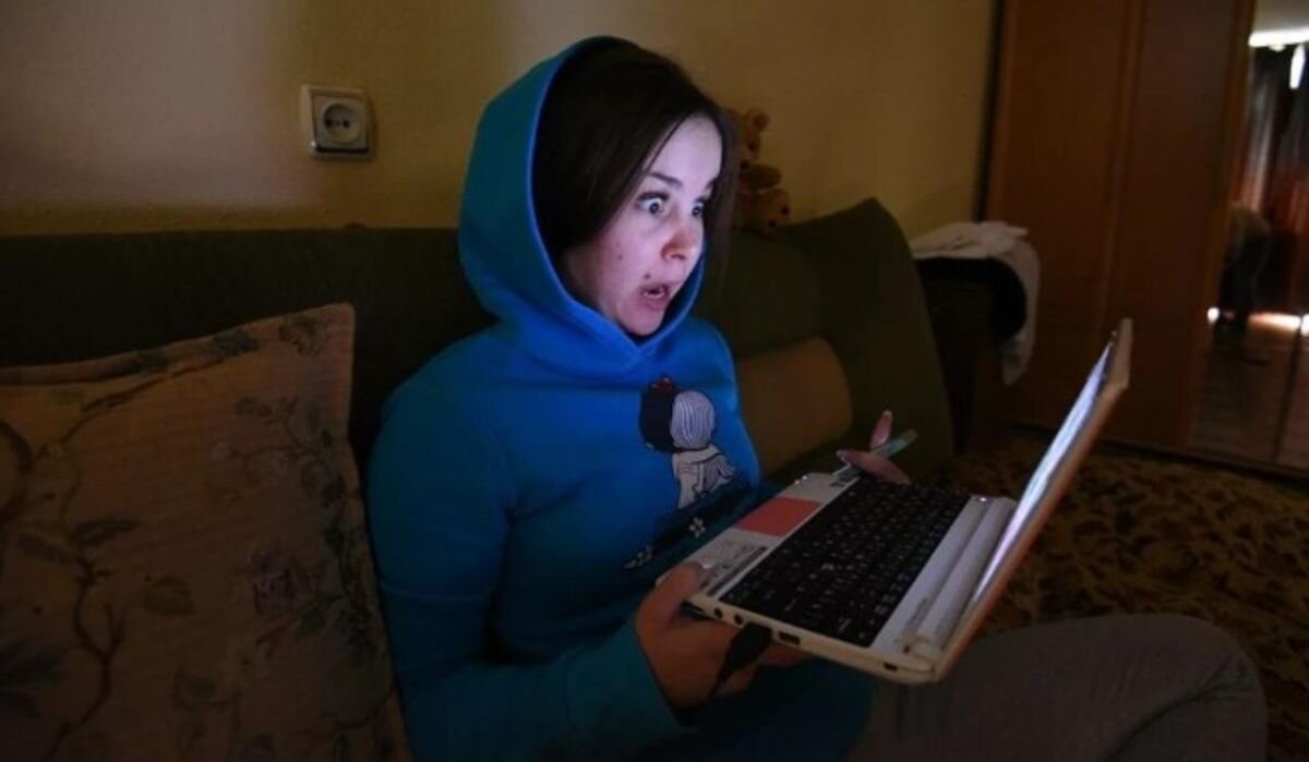     Девушка с ноутбуком Источник: kazan.kp.ru Автор фото: Олег Рукаыицын