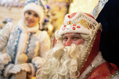    Дед Мороз со Снегурочкой ©Илья Питалев РИА Новости