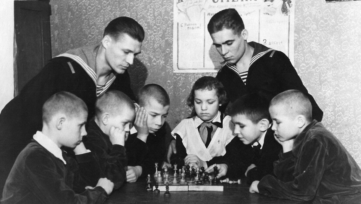 Городок окончание. Малаховский детский дом. Существует ли еще СССР. Фото воспитанников детдома города Калуги военные годы 1947 год. Мальчики играют в моряков старое фото.