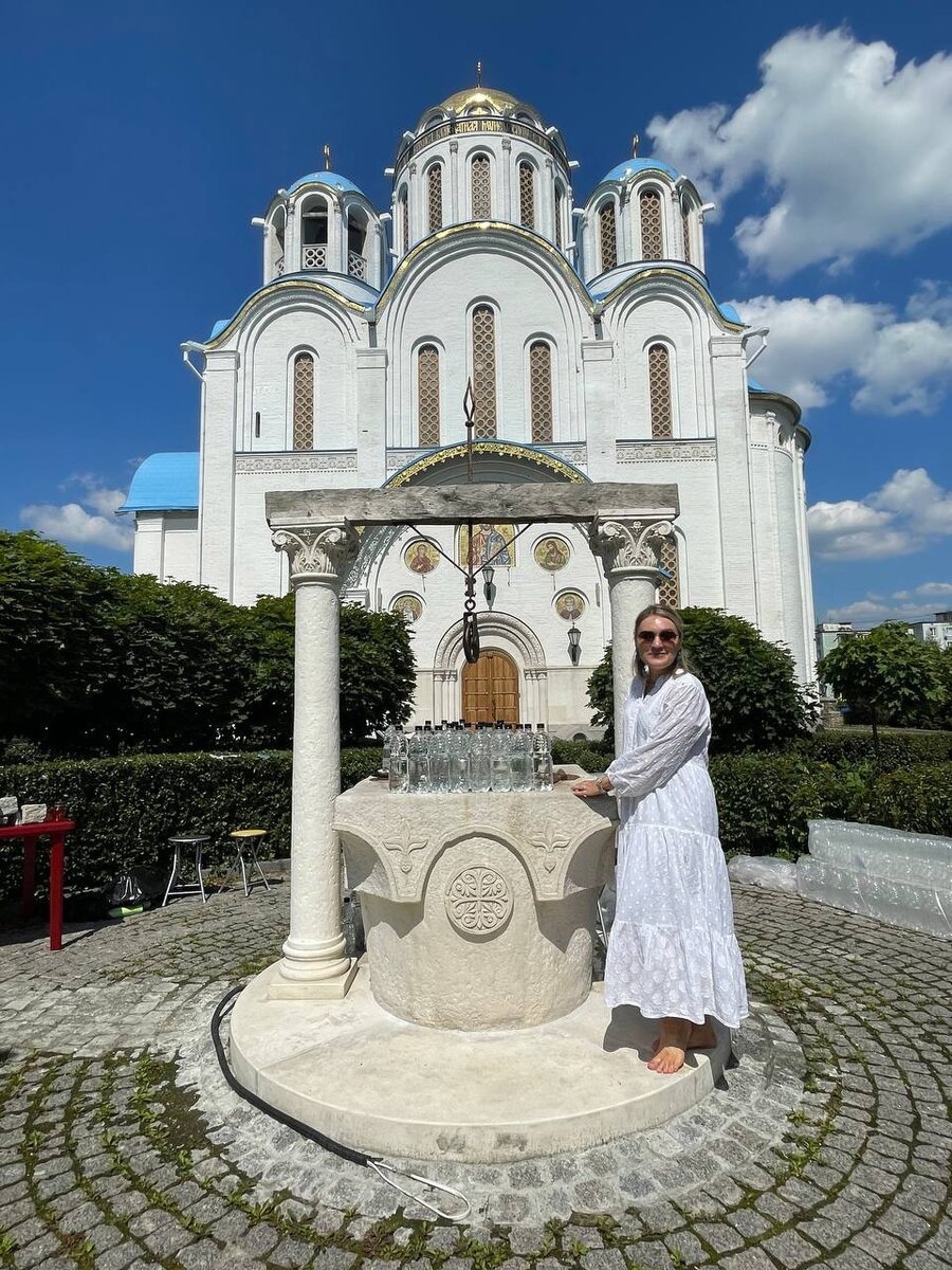 Символический Колодец Самарянки у храма Покрова в Ясеневе