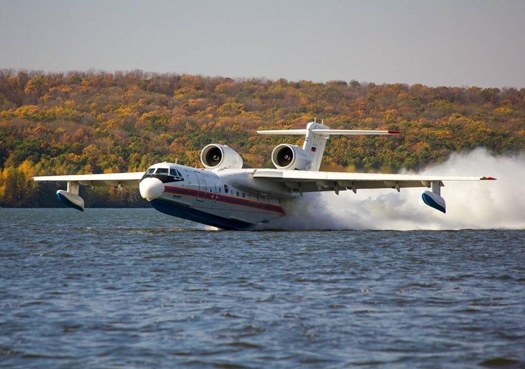 Бе 200 википедия. Самолет-амфибия бе-200. Самолёт-амфибия бе-200чс. Бе-200чс. Самолет бе-200 МЧС.