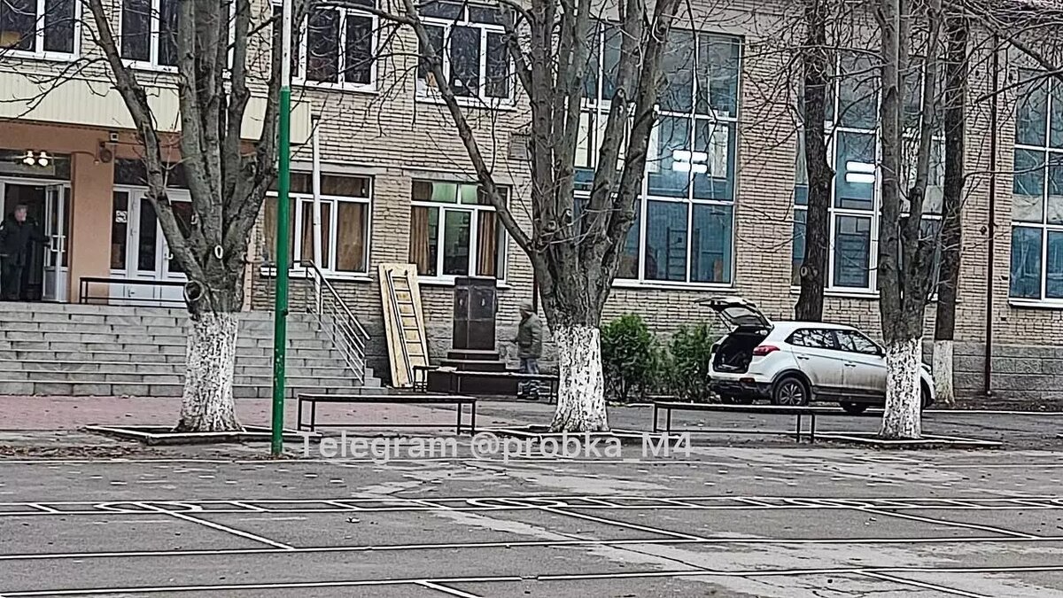     В Ростове у кадетского училища на Казахской демонтировали памятник Петру Врангелю, сообщают в социальных сетях очевидцы.