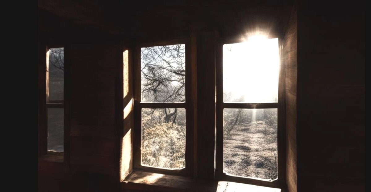 В окна уже светило полуденное солнце.