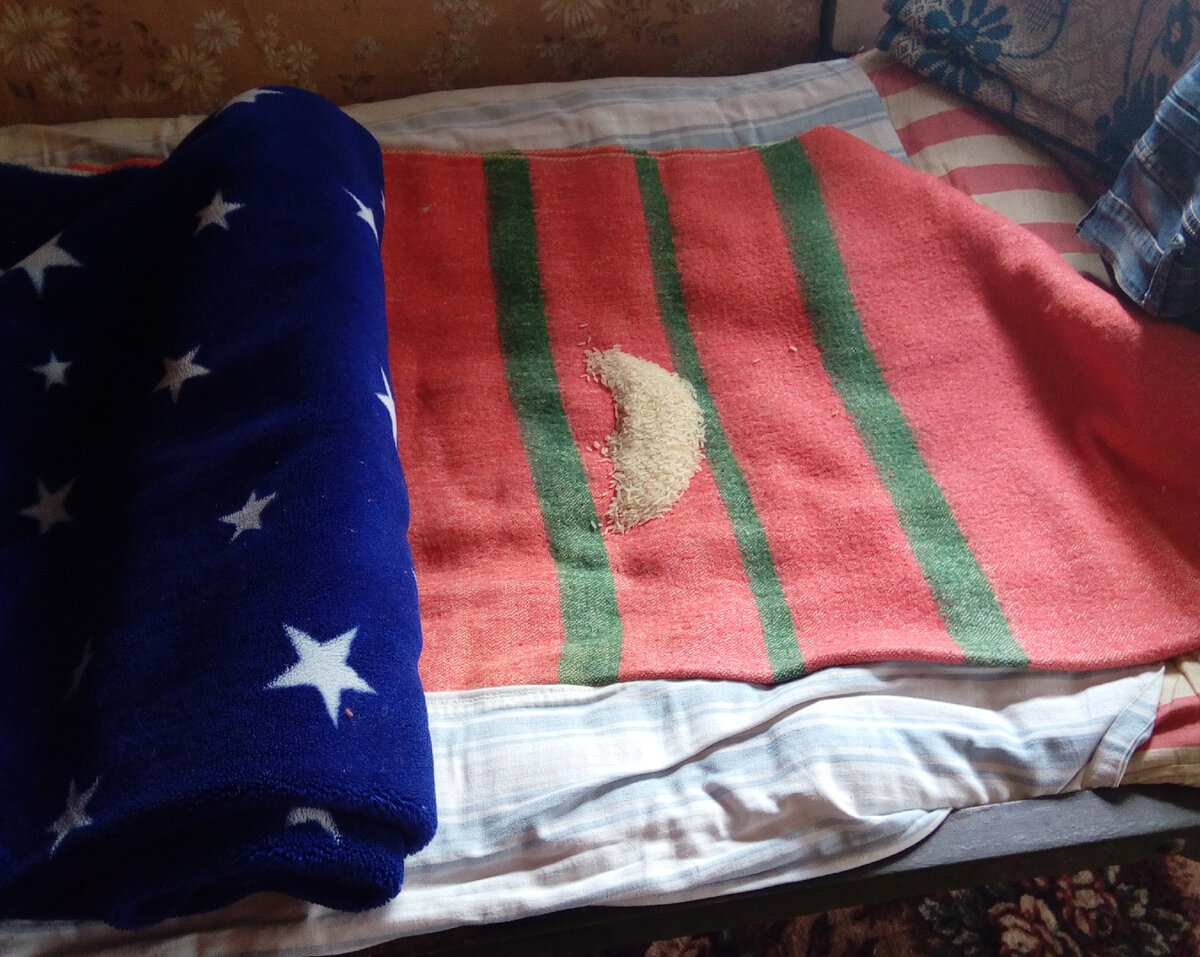 Там, где пару минут назад лежали мои ноги, под простынёй насыпана приличная горсть риса.