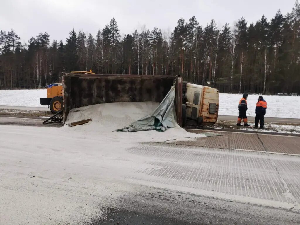 Грузовик с солью перевернулся на Слуцкой трассе — Фото