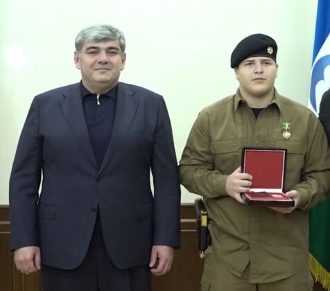 Хороший такой мальчишка. За наградами с золотым пистолетом ходит. Фото взято из открытых источников.