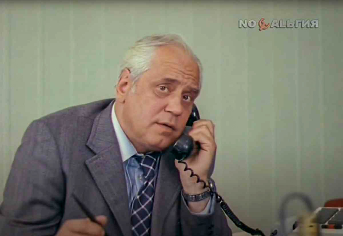 Кадр из фильма "Активная зона". Игорь Горбачёв в роли заместителя директора Владимира Владимира Зарубина