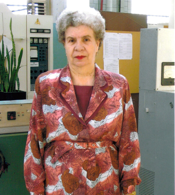    Почетный аккумуляторщик Валентина Шевелева. 2004 год