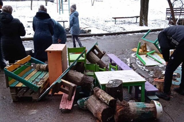    Местные собирали все, что могли, на дрова. Фото: Из личного архивa/ Светлана Н.