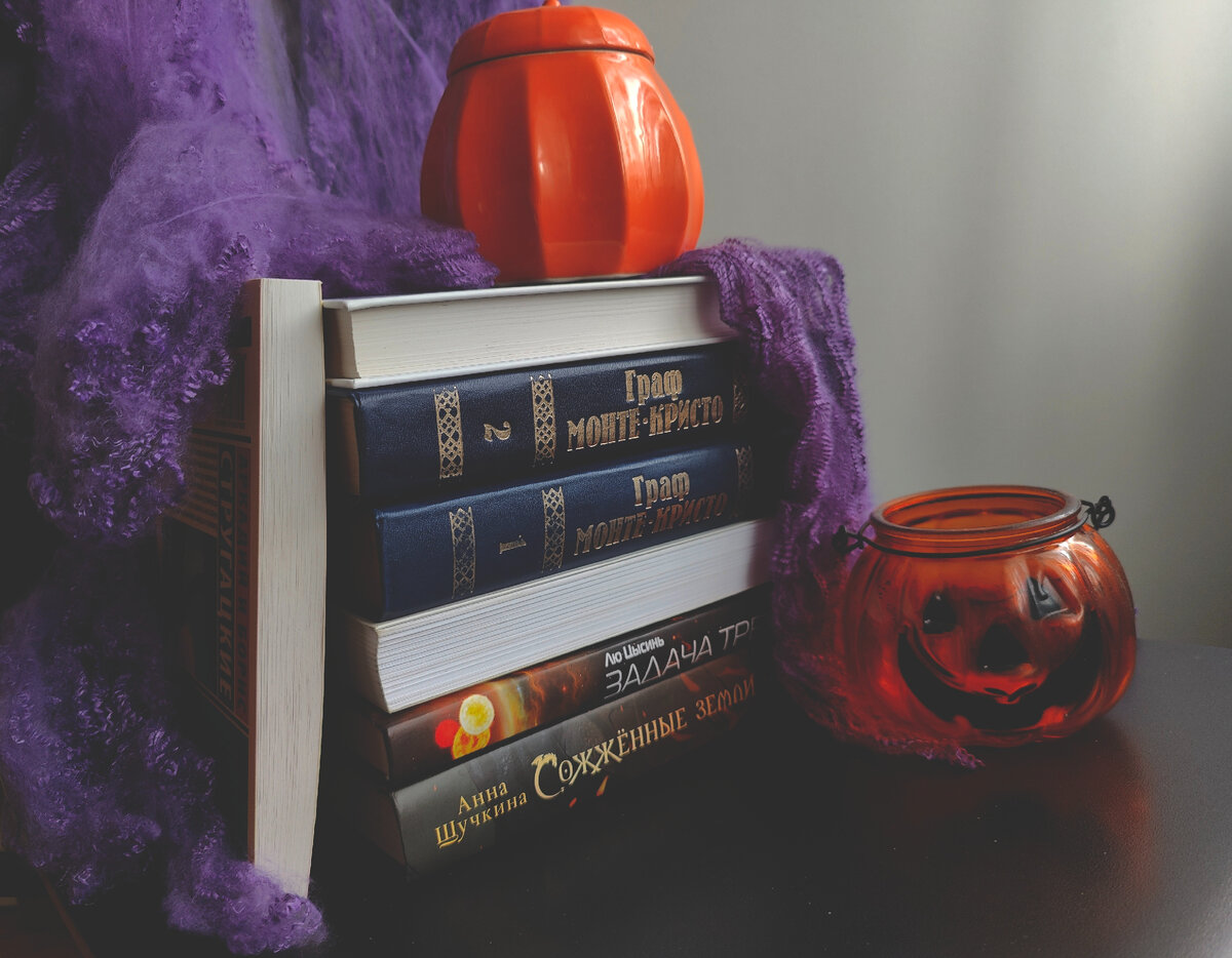 Все книги октября на одном фото. Страничками вперёд обозначены истории, которые прочла в электронном виде. Просто нашла книги такого же объема, чтобы можно было визуально оценить итоги)
