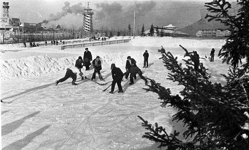 Сергей Васин Игра в хоккей
Дата съемки: 1938 год