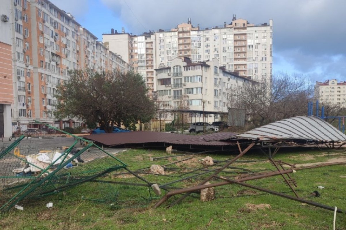    Последствия урагана во дворе в Севастополе.