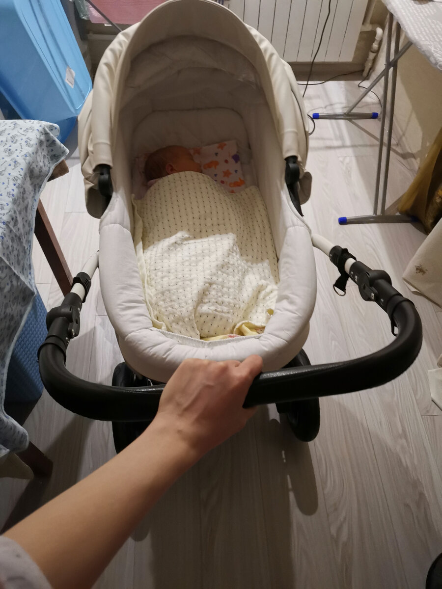 Мы спали примерно так, причем коляску еще нужно было катать, караулить и подкачивать...