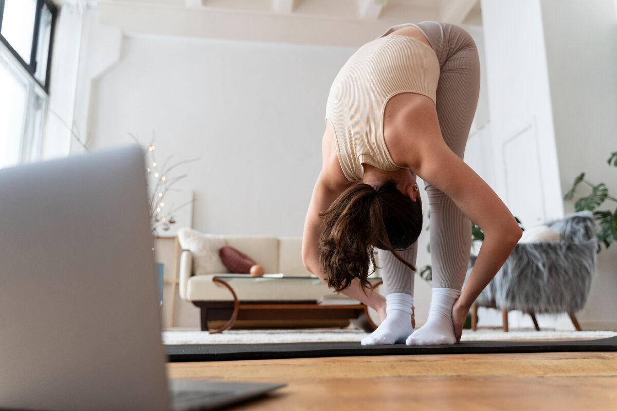 Можно ли заниматься йогой по видео? | Yoga and You | Дзен