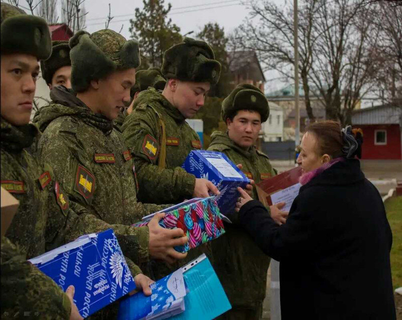 поддержка матерей военнослужащих. проводы в армию. мать ждет солдата. мать ждет сына из армии. поддержка матерей военнослужащих.