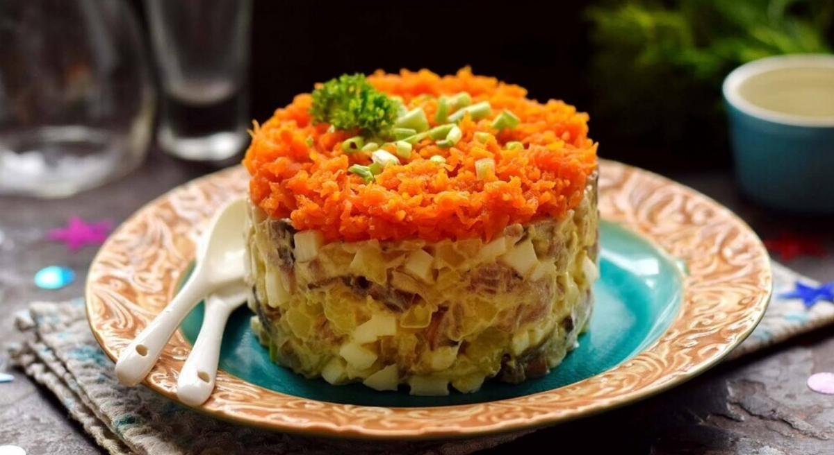 лисья шуба салат с селедкой. салат под лисьей шубой с грибами. салат под лисьей шубой. лисичкина шубка. салат лисья шубка.