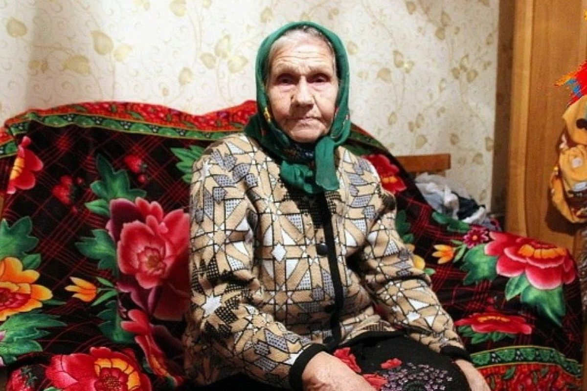 Спасение утят москва 24. Насилие старых бабушек. Журналисты спаса. Бабушка божий одуванчик фото. Деревня животное бабушка.