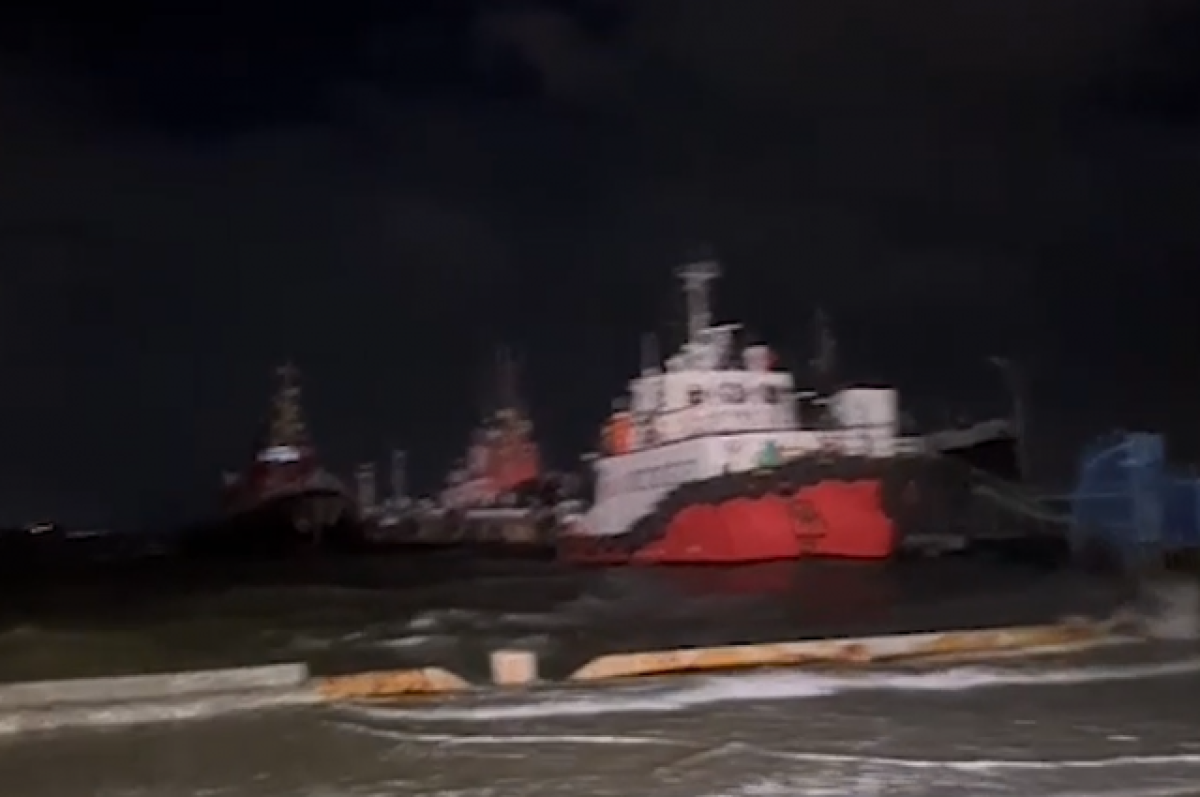    В Керчи из-за резкого ухудшения погоды затопило улицы и часть участков