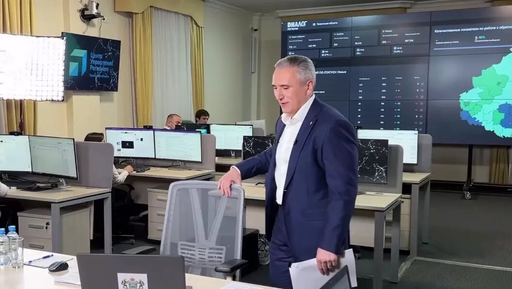     Жители Тюмени недовольны качеством содержания дорог в городе. На это обратил внимание губернатор региона Александр Моор во время прямой линии. Он отметил, что и сам заметил, ч то муниципальщики не справились с последними снегопадами.