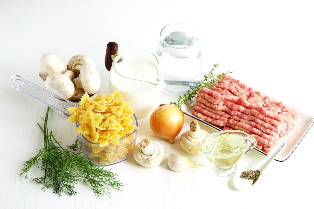 Рецепт макарон с фаршем на сковороде с пошаговыми фото
Подготовить все ингредиенты для приготовления макарон с фаршем на сковороде.Фарш должен быть охлаждённым. В данном рецепте я использовала домашний фарш из говядины и свинины в пропорциях 50/50. Можно взять любой фарш, который у вас есть. Макароны будут отлично сочетаться и с куриным фаршем или фаршем индейки, кролика.Сливки для рецепта лучше брать жирные, не менее 20%. Соус с ними получается очень нежным и шелковистым.