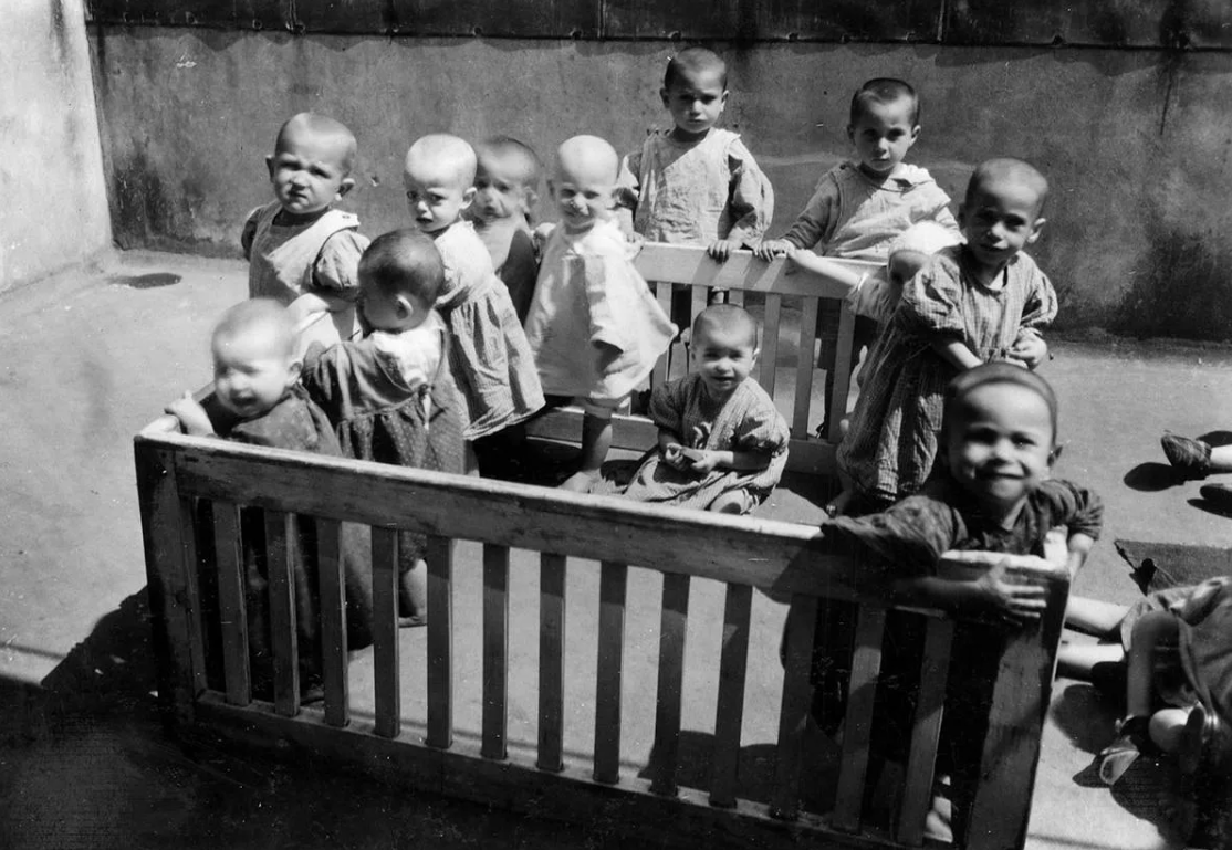 Дети концлагерей в годы великой. Варшавское гетто дети Корчак. Истощенные узники Освенцима.