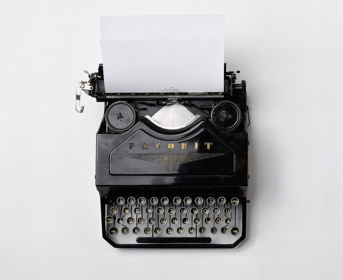 Не знаю, пишет ли кто-то сейчас на машинках, но как символ писательства - почему бы и нет:)