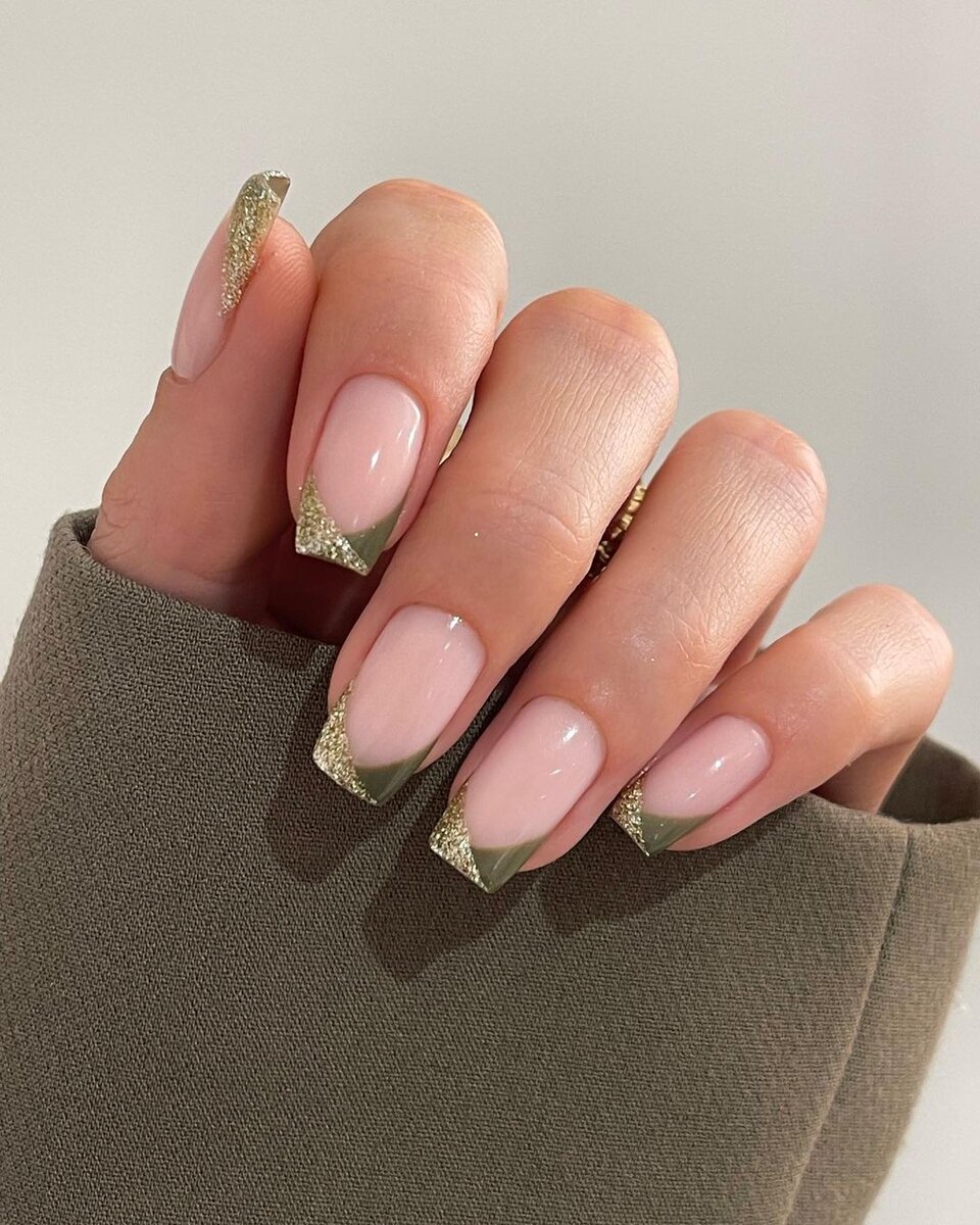    Золотые детали на ногтях@gelsbybry