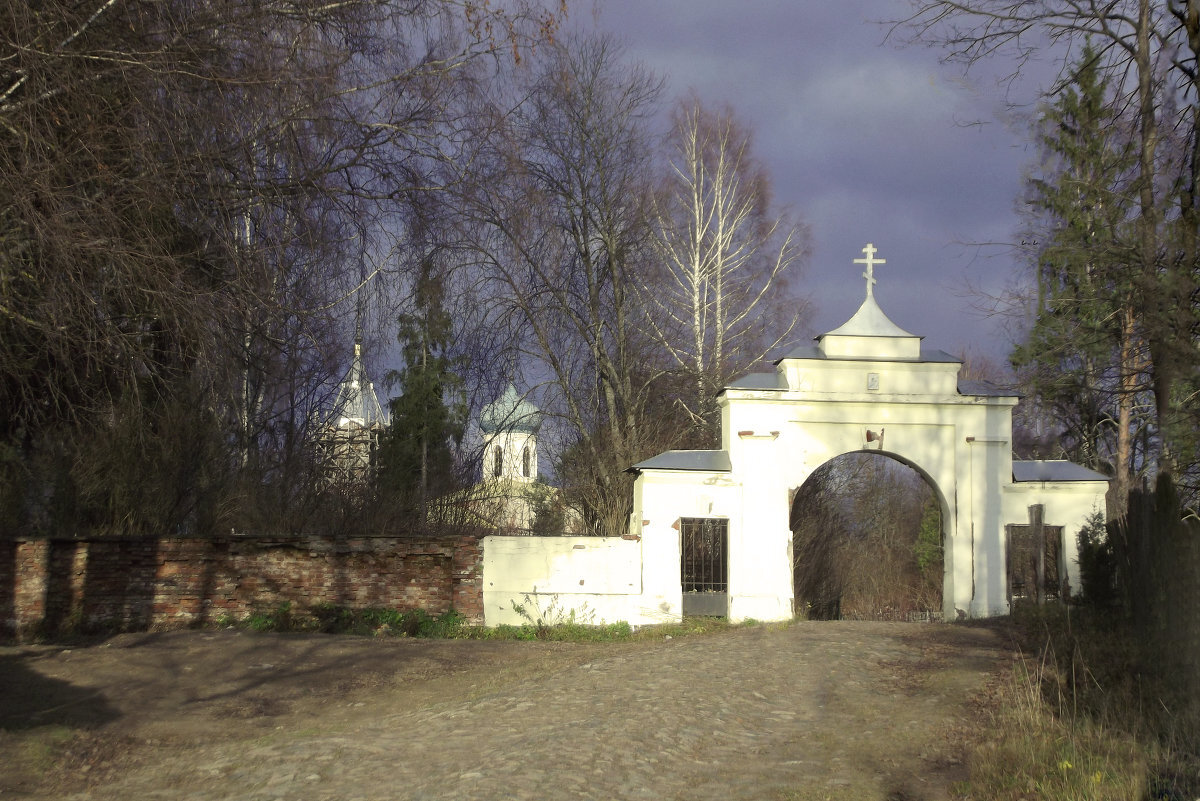 Кладбище тихвина. Тихвин старое кладбище. Старый Арзамас Тихвинская кладбище. Тихвинский храм кладбище старое. Кладбище в г. Тихвин
