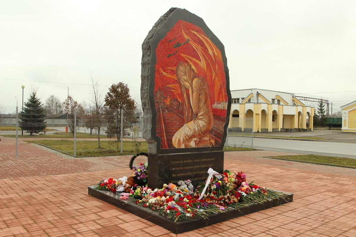 14 тихвин. Тихвин памятник детям блокадного Ленинграда. Памятник детям блокады в Тихвине. Памятник в Тихвине погибшим детям. Обелиск детям блокады Тихвин