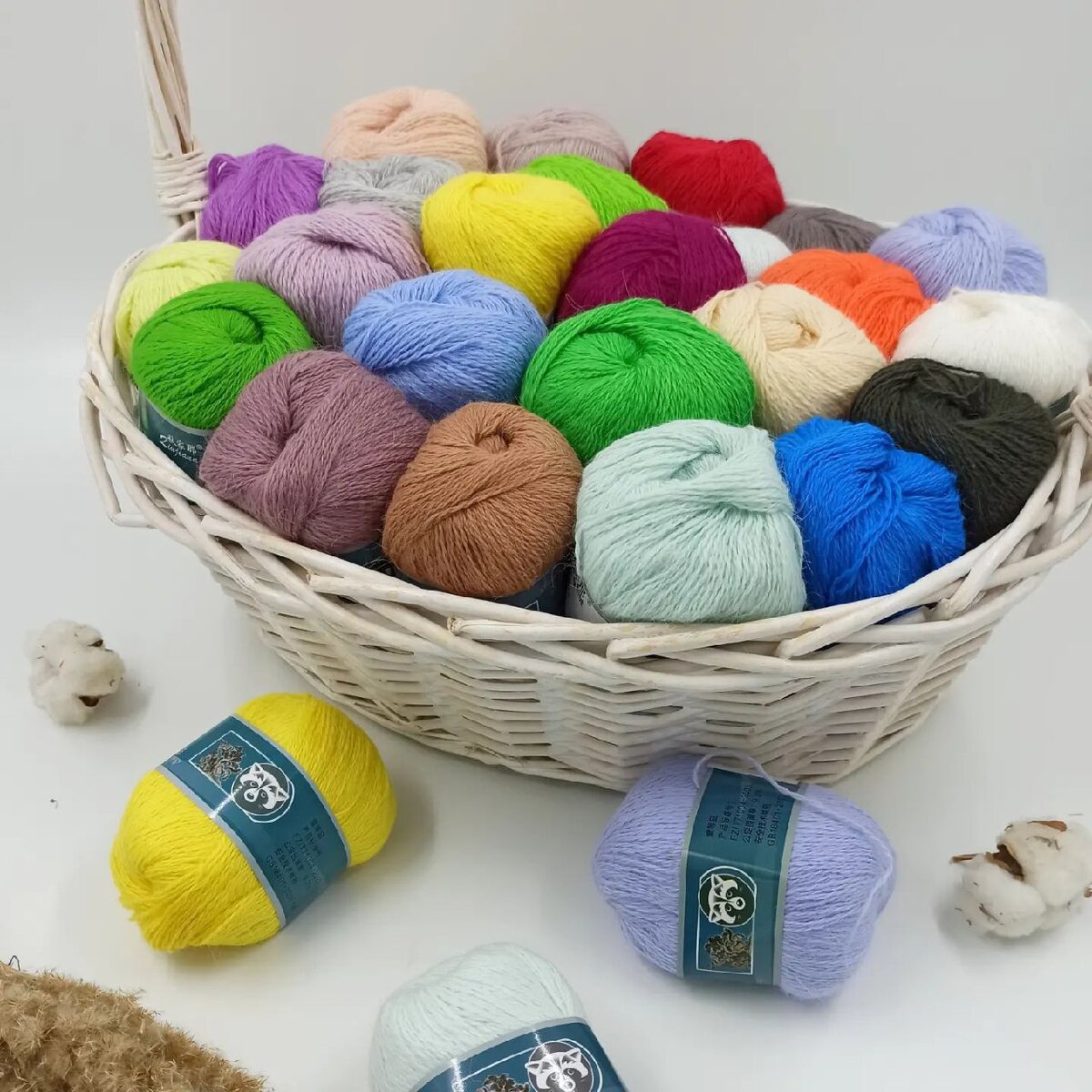 Корзина с моточками пуха норки