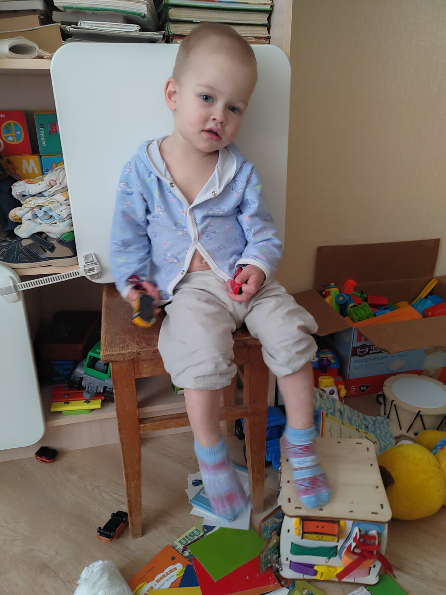 Паша сидит, болтает ногами)