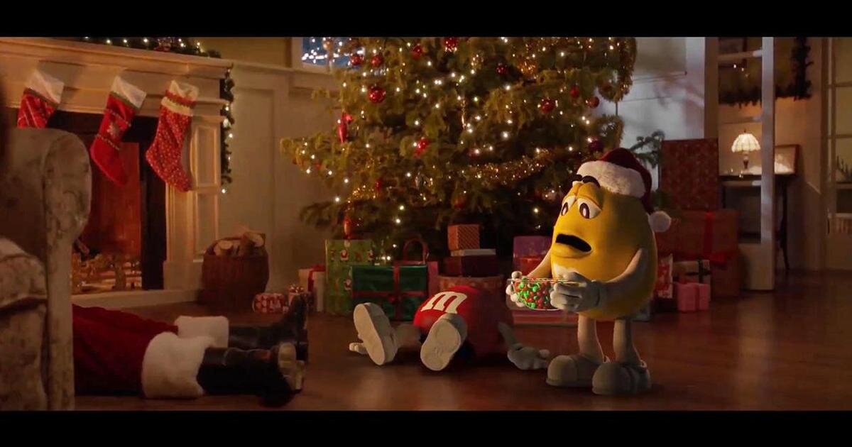 Кадр из новогодней рекламы M&M's