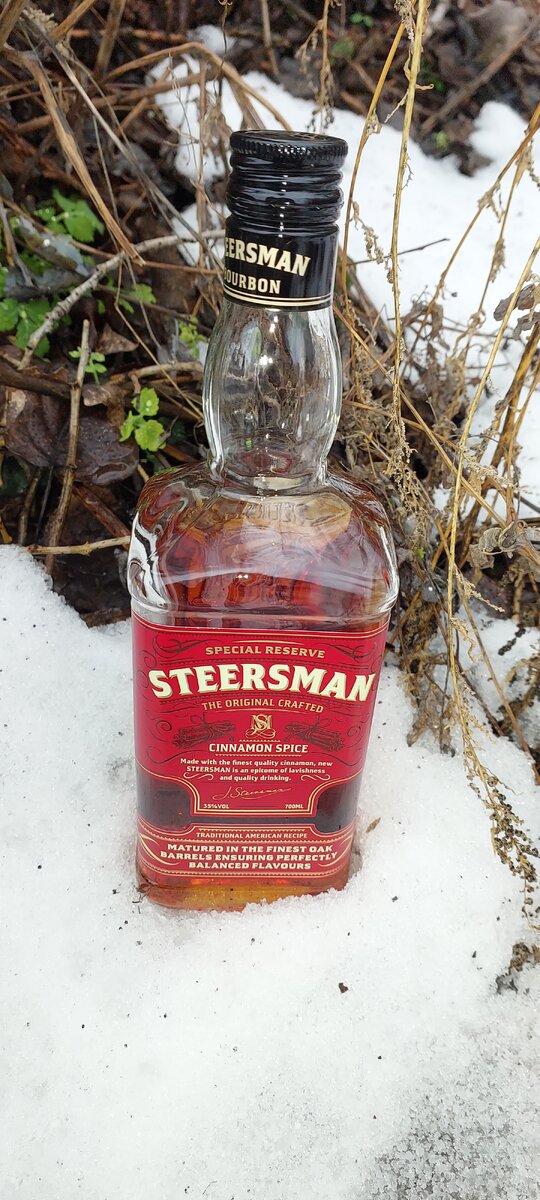 Steersman Cinnamon Spice имеет весьма приятный и гармоничный вкус. В начале пряная корица слегка пробивается сквозь сладковатый виски, что создает интересное сочетание. Сладость напитка не слишком приторна, а лишь приятно подчеркивает ароматную корицу. В целом, вкус Steersman Cinnamon Spice очень сбалансирован и приятен.

Немаловажным аспектом является состав напитка. Steersman содержит воду питьевую, спирт этиловый, сахарный сироп, а также висковый дистиллят, выдержанный в контакте с древесиной дуба не менее трех лет. Бурбоновая выдержка придает напитку особую глубину и насыщенность вкуса. Кроме того, в составе присутствуют специи, такие как сушеный перец и кардамон, которые придают дополнительные оттенки и ароматы.

Упомянутый минусом может быть отсутствие остроты, характерной для некоторых виски. Однако, это может быть и плюсом для тех, кто предпочитает более мягкие и гладкие напитки. Особенно приятно, что послевкусие Steersman Cinnamon Spice остается долгим и приятным.

Напиток также обладает индивидуальным эффектом о похмелье. Впервые выпивая Steersman Cinnamon Spice, я обнаружил, что после мероприятия дурные ощущения утром отсутствуют или сведены к минимуму. Однако, это может быть индивидуальной особенностью и не гарантируется для всех.

Стоит отметить, что упаковка продукта очень стильная и привлекательная, что является дополнительным плюсом. Бутылочка имеет удобную форму и хорошо лежит в руке, что облегчает наливание. Общее оформление продукта создает ощущение качества и привлекает внимание.

В целом, Steersman Cinnamon Spice - отличный висковый напиток с приятным и гармоничным вкусом. Сбалансированность и качество компонентов делают его очень интересным вариантом для любителей виски. Особенно рекомендую тем, кто предпочитает более мягкие и карамельные ароматы.
