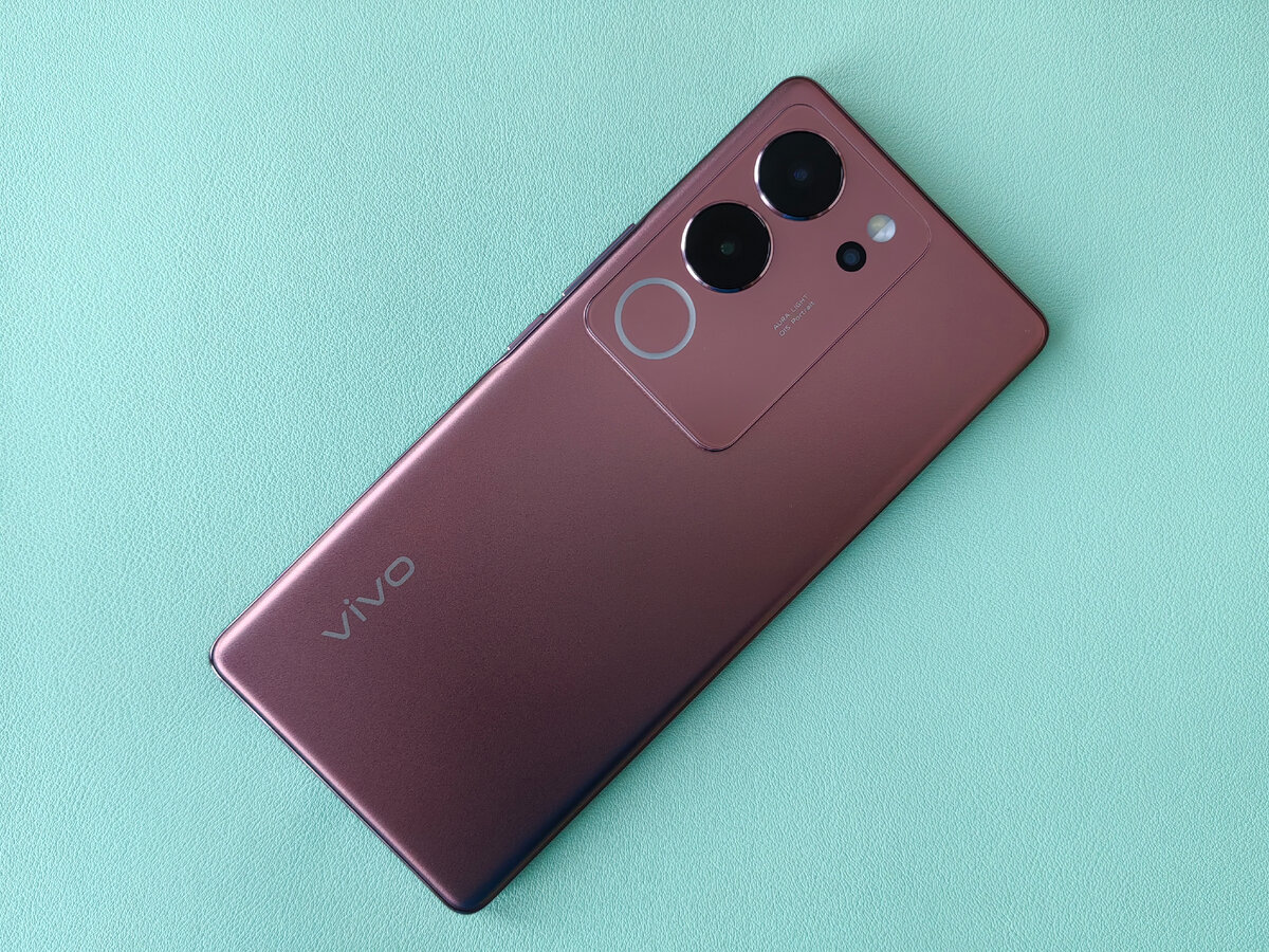  Vivo V29 – логичное продолжение модели предыдущего поколения (V27), которую компания представила в начале этого года. Смартфон поставляется в двух вариантах памяти: 256 Гб и 512 Гб.