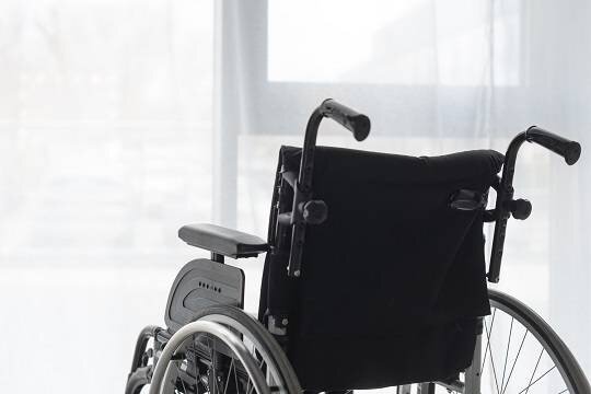    Пассажир с ДЦП не попал на рейс из-за аккумулятора на инвалидном кресле и отсудил у «Победы» 450 тысяч рублей