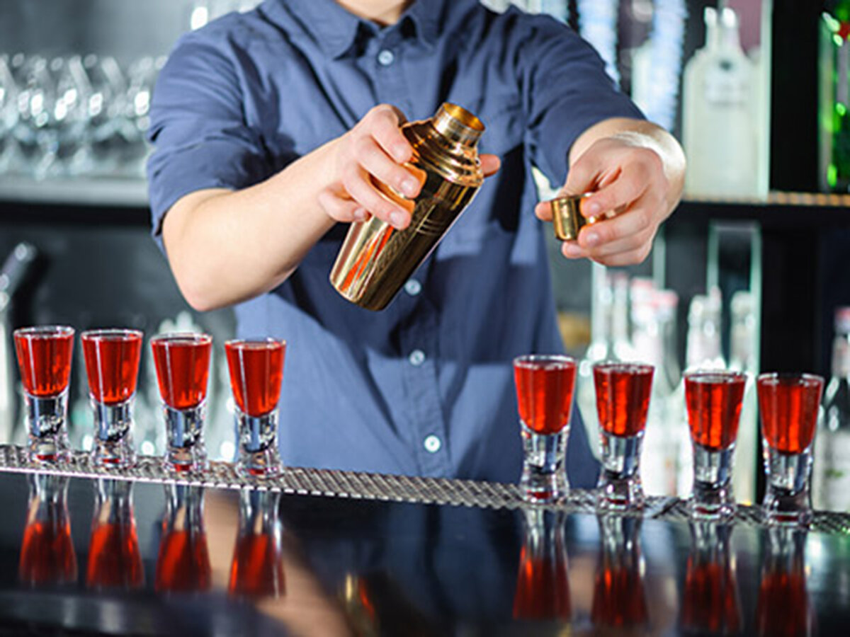 инвестиции в алкоголь. пабы в центре питера. двое друзей в баре. баре раствор. бар алкоголь задний фон.