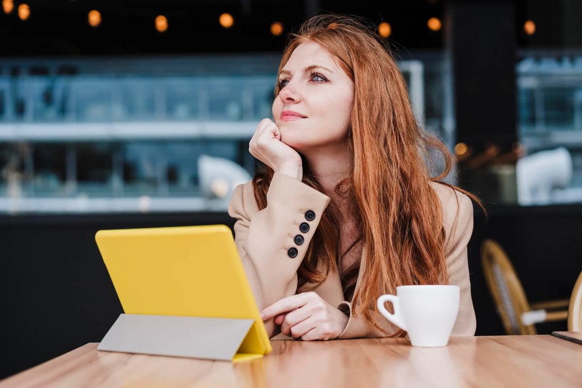 Профессий женских много - выбирай по вкусу. Всё больше видом работы, где женщина справляется лучше мужчины. Не согласны?