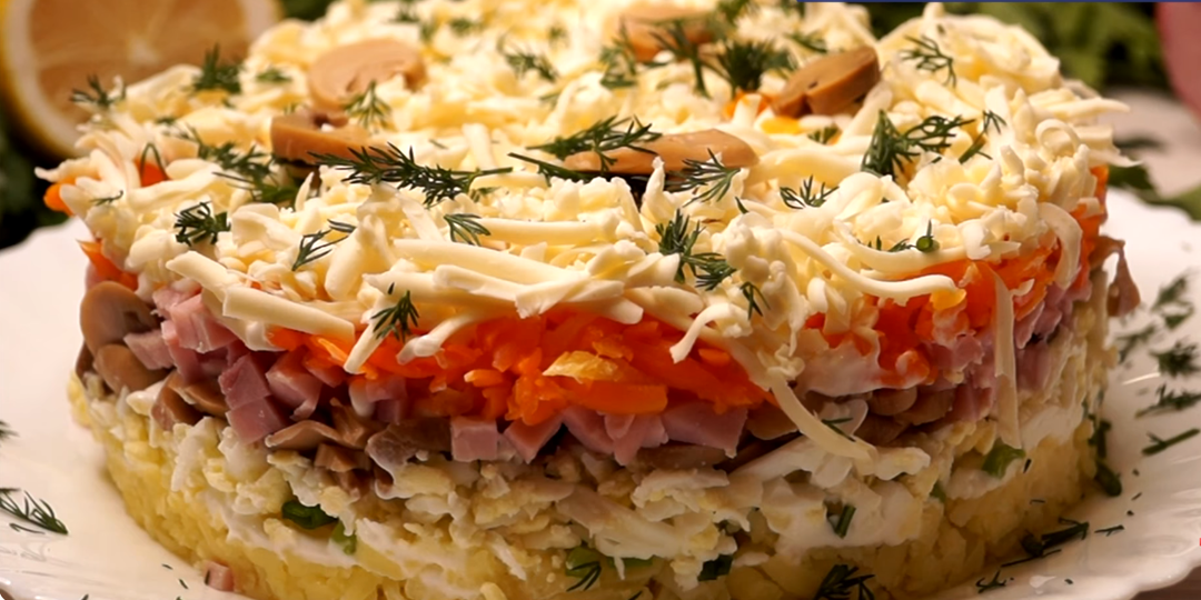 Салат с ветчиной, грибами и сыром, из доступных продуктов, станет украшением праздничного стола