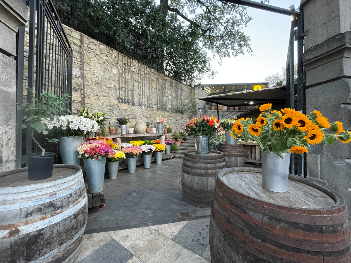 Возле входа всегда продают цветы