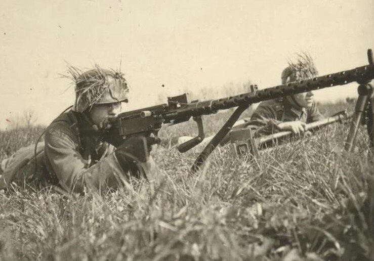 Солдат Вермахта (?) с пулеметом MG-13.