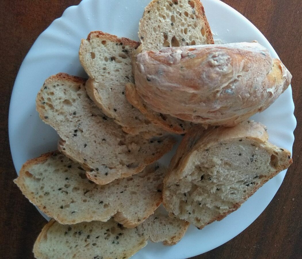 А как пахнет! Я добавила в него немного цельнозерновой муки, совсем чуть-чуть.