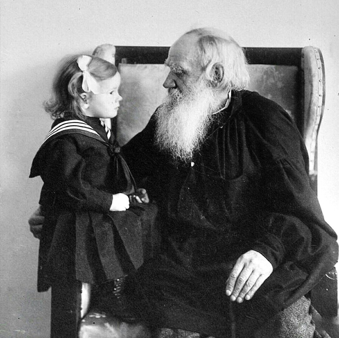 Лев Толстой с внучкой Таней Сухотиной. 1908 г.