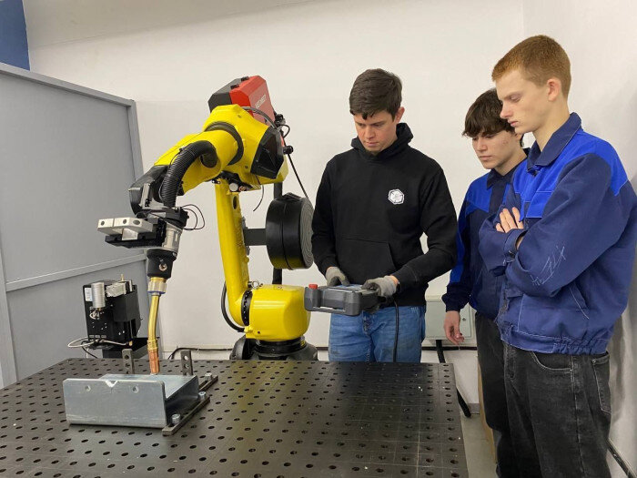    Оренбургские студенты работают с промышленными роботами Кристина Просвиркина
